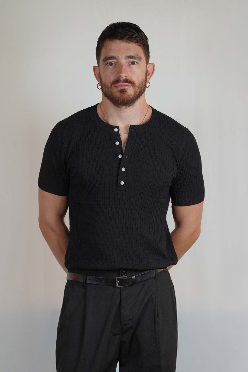 T - SHIRT IN MAGLIA COLLO SERAFINO NERA - Benevierre