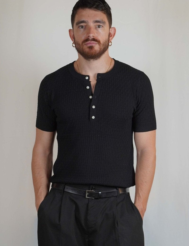 T - SHIRT IN MAGLIA COLLO SERAFINO NERA - Benevierre