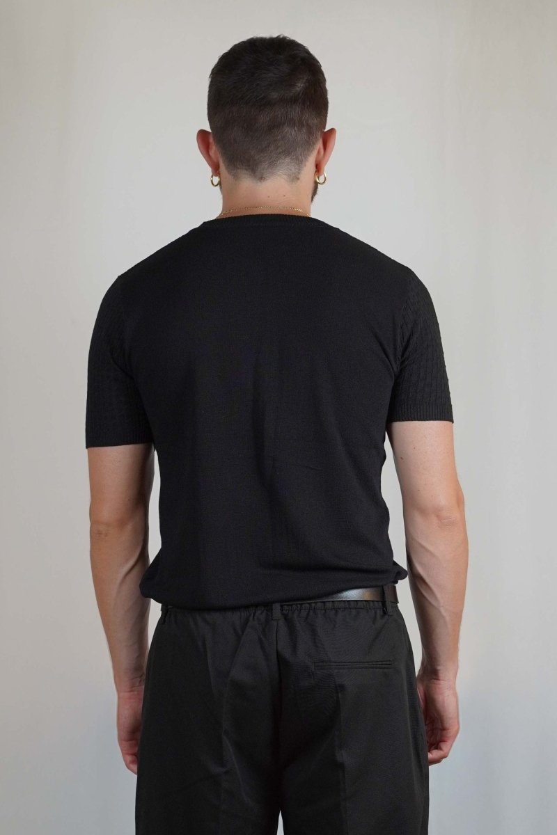 T - SHIRT IN MAGLIA COLLO SERAFINO NERA - Benevierre